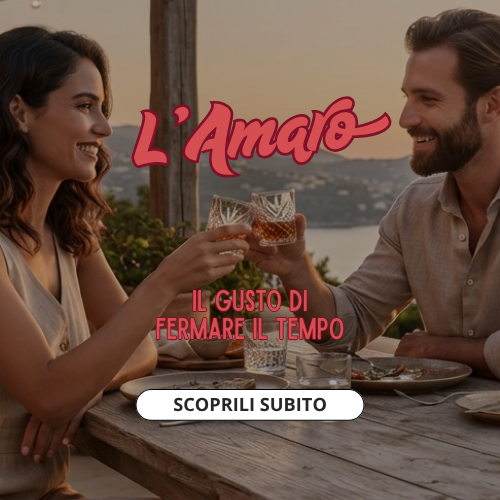coppia fa il brindisi con l'amaro vista mare